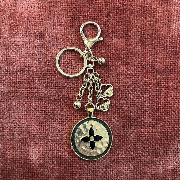 New RUSTIC CLOVER BAG CHARM Black Gold Tone Charms - Picture 1 of 7
